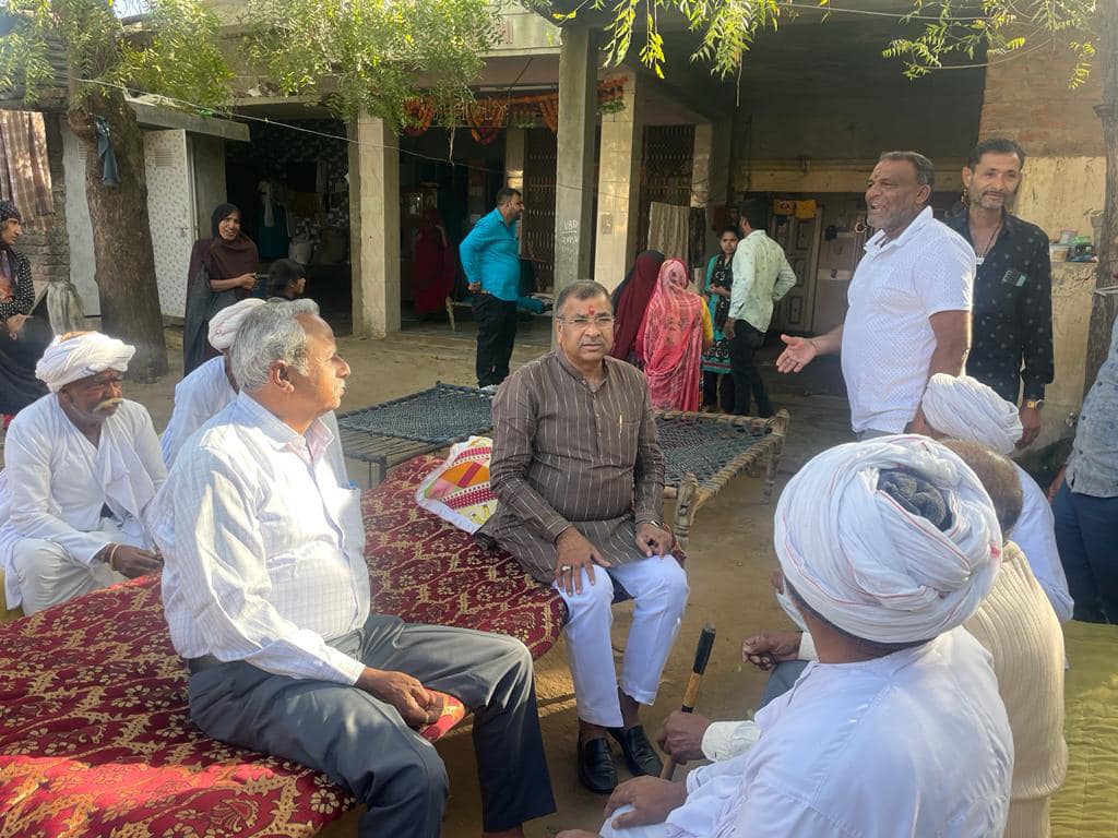 MLA બળદેવજી ઠાકોરે ડીંગુચામાં RCC રોડનું લોકાર્પણ કર્યું 