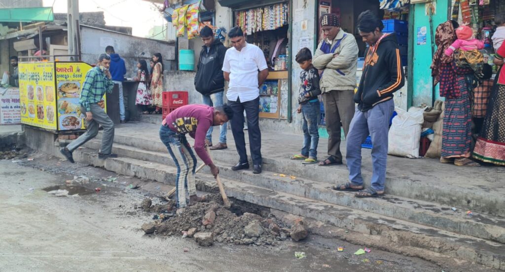 જલ હૈ તો કલ હૈ:અંડરબ્રિજ આગળ પાઈપલાઈન લીકેજ થતા રીપેરીંગ હાથ ધરાયુ