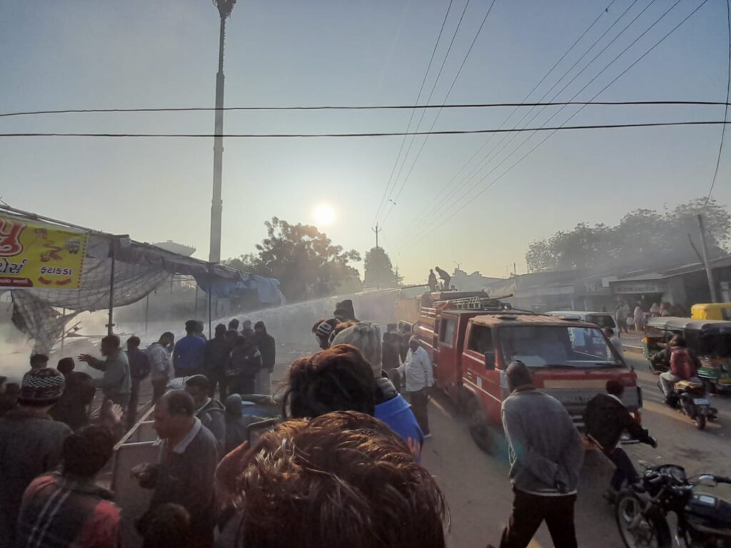 કલોલના પતંગ બજારમાં આગ,ફાયરફાઈટર ઘટના સ્થળે 