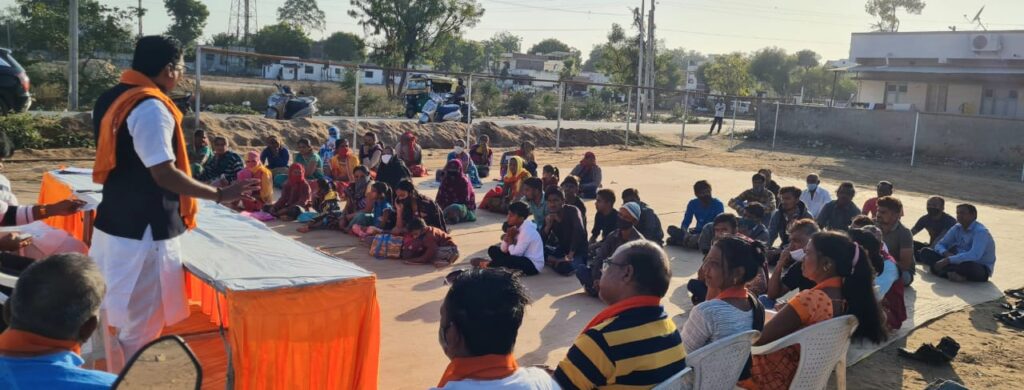 કલોલના આરસોડીયામાં  ઈ શ્રમ કાર્ડ વિતરણ કાર્યક્રમ યોજાયો 