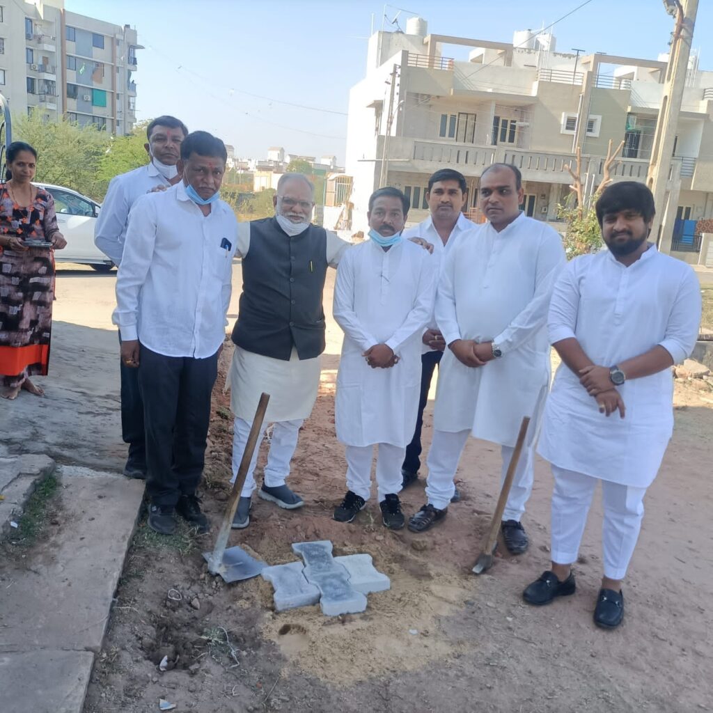 બોરીસણામાં આવેલ વ્રજભૂમિ રોહાઉસ આગળ રોડનું ખાતમુહૂર્ત કરાયુ