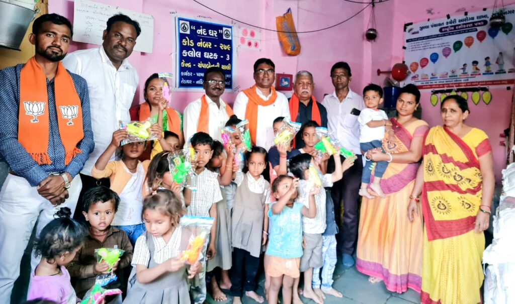 કલોલ શહેર ભાજપ અનુસૂચિત જાતિ મોરચા દ્વારા બાળકોને પિચકારી વિતરણ કરાયું 