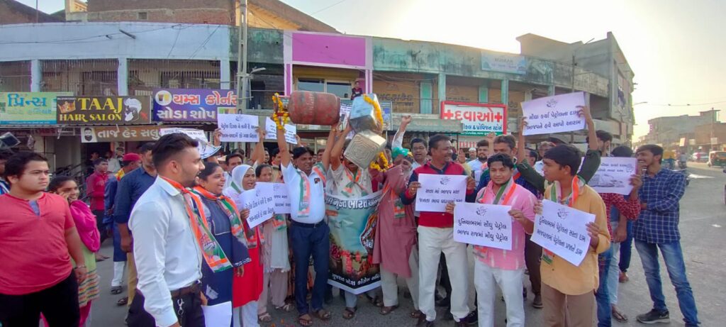 મોંઘવારી મુદ્દે કલોલમાં કોંગ્રેસ દ્વારા ગેસના બાટલા-તેલના ડબ્બા સાથે વિરોધ પ્રદર્શન 
