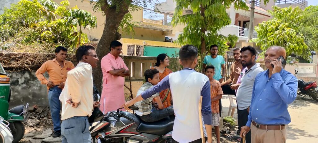 વાંદરાઓનું તોફાન : કલોલ પાલિકા પ્રમુખ-પ્રદેશ નેતાએ સ્થાનિકો-ઈજાગસ્તોની મુલાકાત લીધી 
