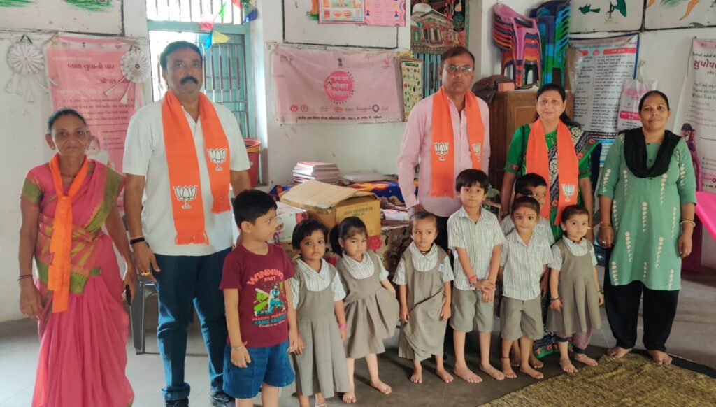 શહેર ભાજપ દ્વારા 42 બાળકો દત્તક લઇ કીટ વિતરણ કરાયું 