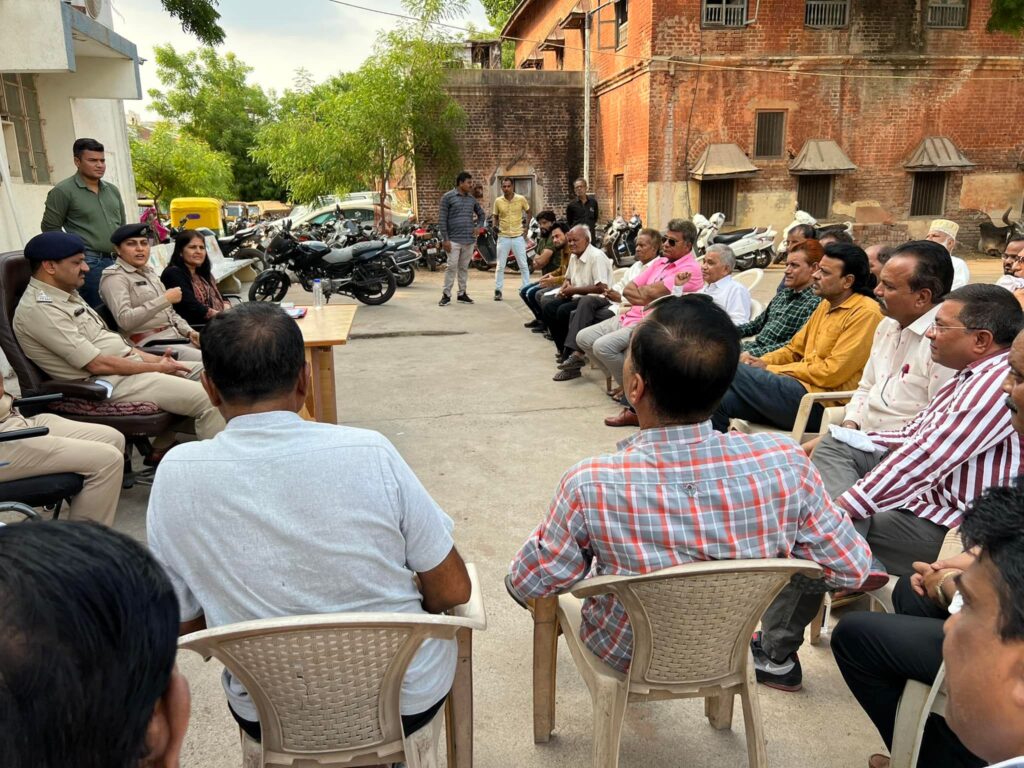 કલોલ પોલીસ સ્ટેશનમાં રથયાત્રા નિમિત્તે શાંતિ સમિતિની બેઠક યોજાઈ 