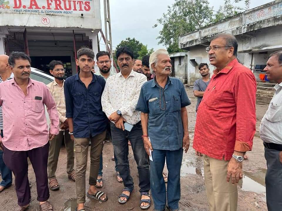 કલોલના શાકમાર્કેટમાં અસહ્ય ગંદકીથી બળદેવજી ઠાકોરે નગરપાલિકાને આડેહાથ લીધી 