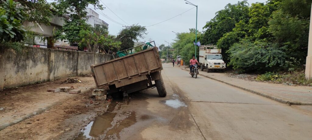 કલોલમાં નગરપાલિકાની ટ્રોલી ખાડામાં ફસાતા મહામહેનતે બહાર કઢાઈ 