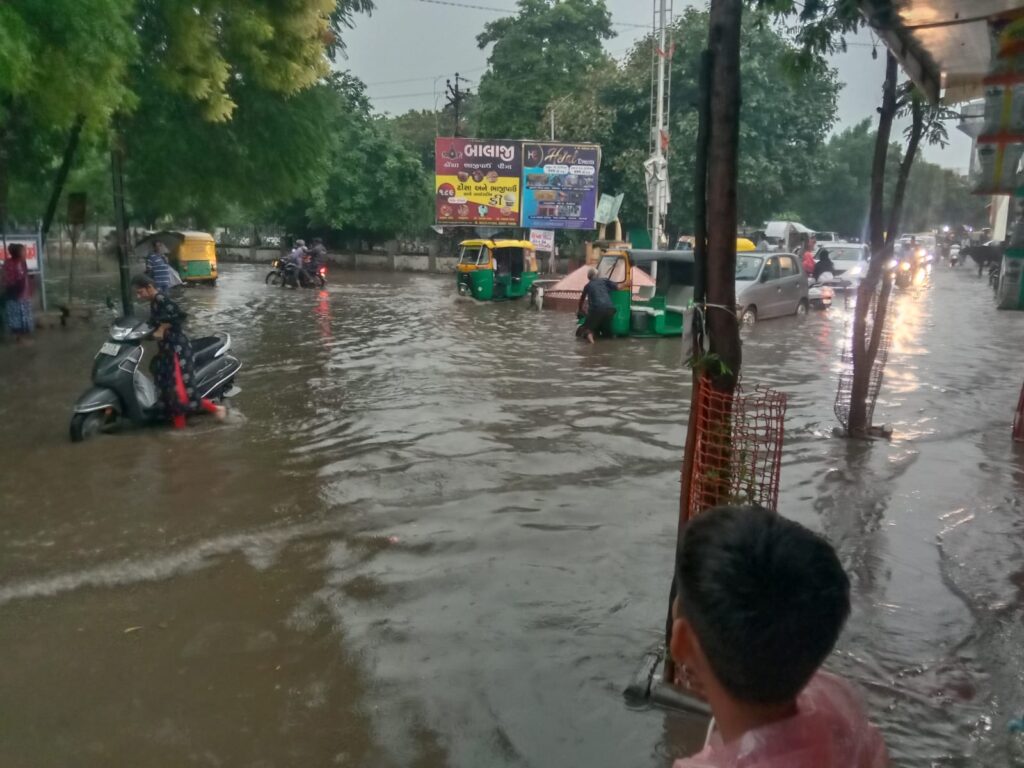 કલોલમાં અષાઢી માહોલ,ગાજવીજ સાથે ભારે વરસાદ,અનેક જગ્યાએ ભરાયા પાણી 