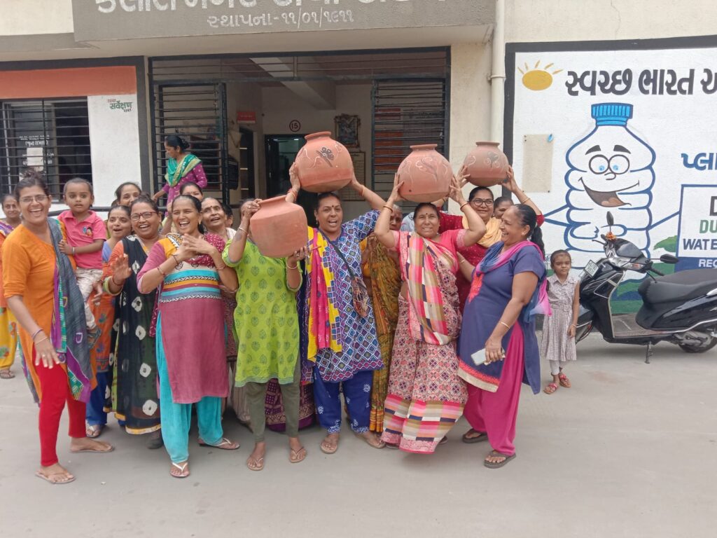કલોલ નગરપાલિકામાં ધડાધડ માટલા ફૂટ્યા,પાણી ન મળતા મહિલાઓની રજૂઆત 