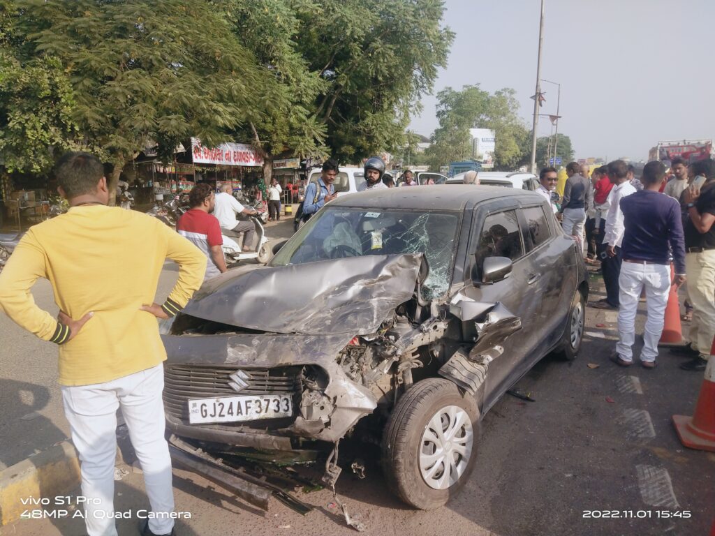 અંબિકા નગર હાઈવે પાસે ત્રીપલ અકસ્માત સર્જાયો;બે બાળકો ઈજાગ્રસ્ત