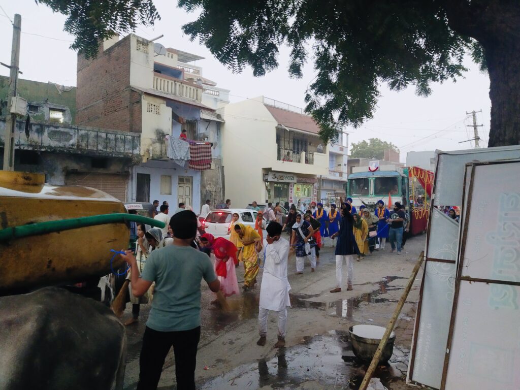 કલોલમાં ગુરુ ગ્રંથ સાહેબની સવારી સાથે ભવ્ય શોભાયાત્રા નીકળી