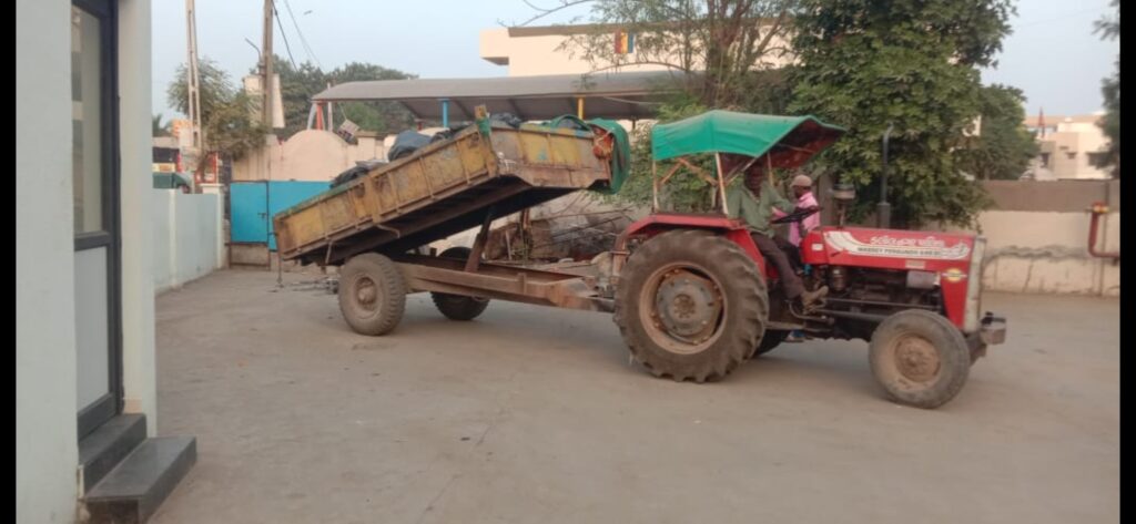 રાજેશ હોસ્પિટલનો બાયો મેડિકલ વેસ્ટ જાહેરમાં ઠાલવતું પાલિકાનું ટ્રેકટર લોકોએ પકડ્યું