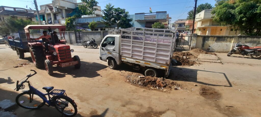 કલોલ ના રેલવે પૂર્વ વિસ્તારમાં યોગ્ય પુરાણ ન થતા વાહન ફસાયુ