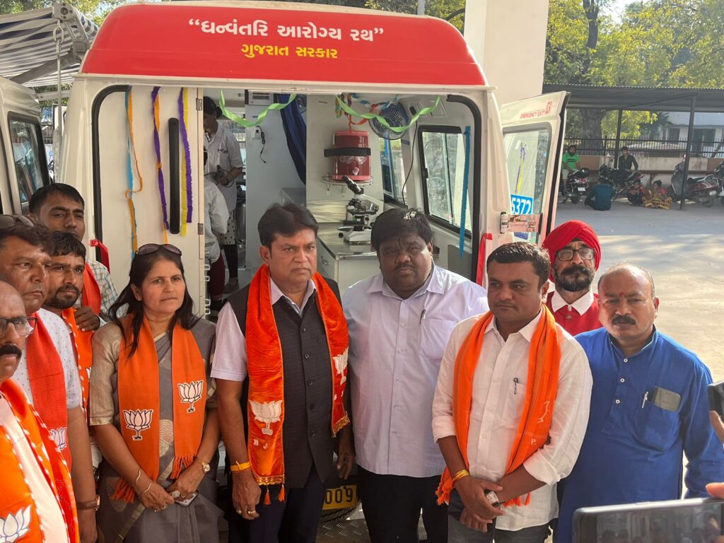 કલોલમાં ધનવંતરી આરોગ્ય રથને  લીલીઝંડી બતાવીને પ્રસ્થાન કરાવવામાં આવ્યું
