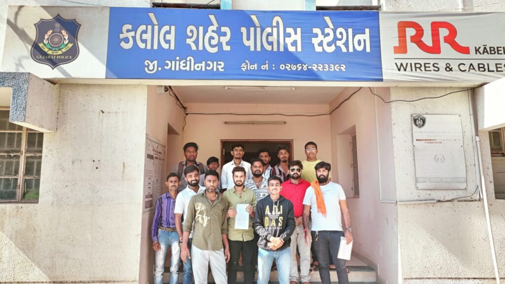 કલોલ માં શાહરૂખ ખાન ની આવનારી પઠાણ ફિલ્મ નો વિરોધ