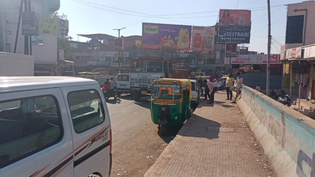 કલોલમાં મટવા કૂવા પાસે આવેલ ઓવરબ્રિજ ખાતે ટ્રાફિક જામના દ્રશ્યો સર્જાયા