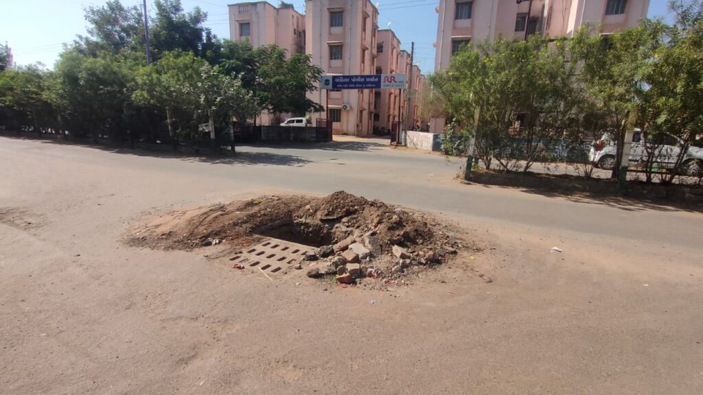 કલોલ ના મુખ્ય માર્ગ પર પડેલ ખાડો વાહન ચાલકો માટે મુશ્કેલી રૂપ સાબિત થઈ રહ્યો છે