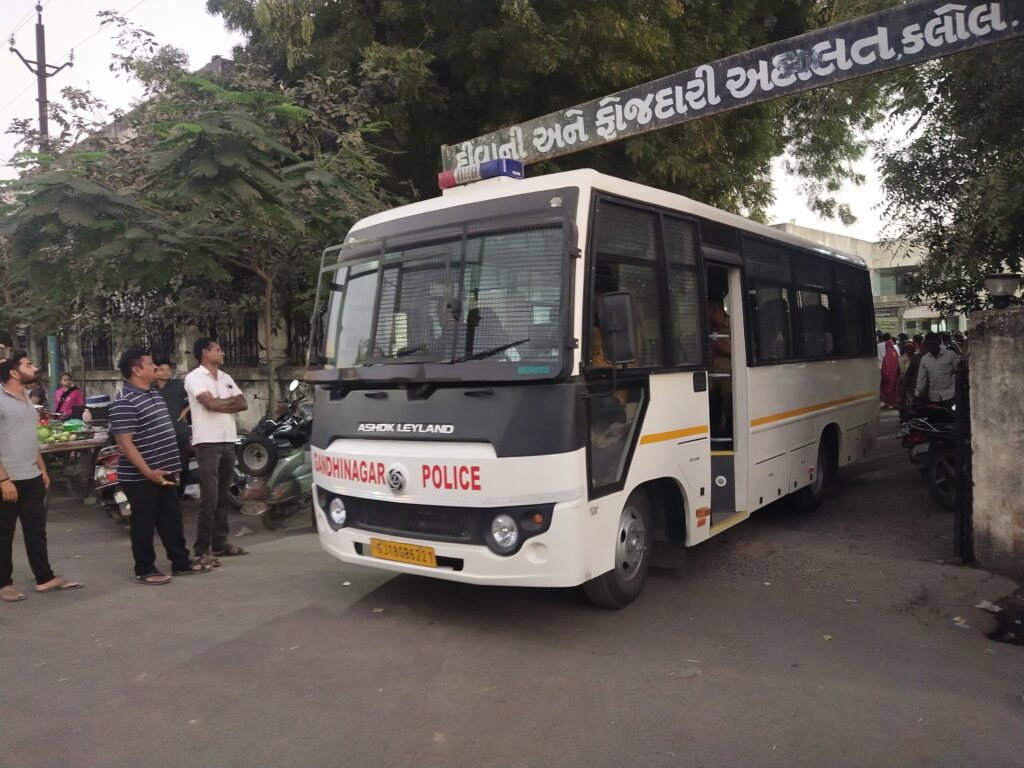 કલોલ માં ચૂંટણી ના દિવસે યુવક પર થયેલ હુમલા ના આરોપીઓ ને ઓળખ પરેડ અર્થે લાવવામાં આવ્યા
