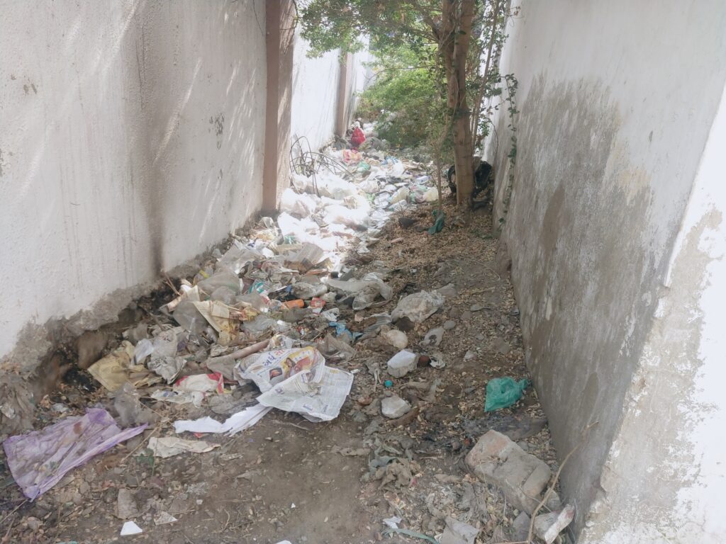 કલોલ રેફરલ હોસ્પિટલના એમ્બ્યુલન્સ પાર્કિંગની પાછળના વિસ્તારમાં ગંદકીના દ્રશ્યો જોવા મળ્યા