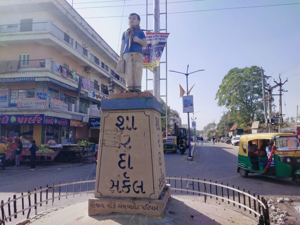 કલોલમાં બનાવવામાં આવેલી તકતીઓ યોગ્ય જાળવણીના અભાવે ધૂળ ખાઈ રહી છે