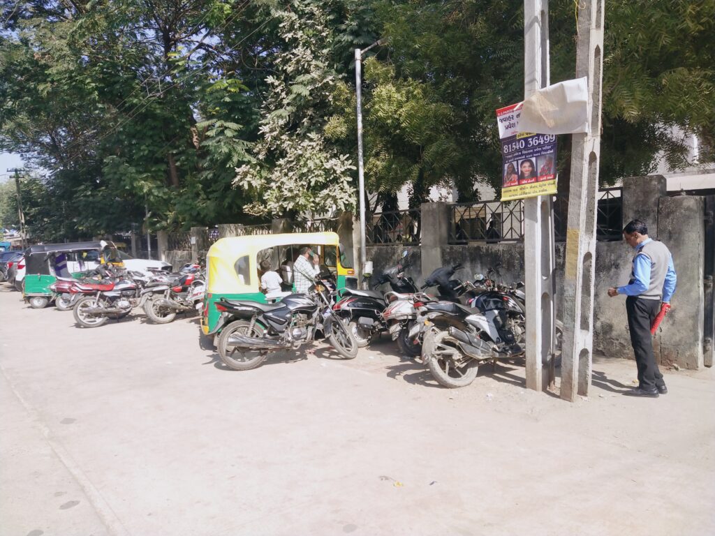 કલોલમાં મામલતદાર કચરી પાસે આડેધડ વાહનો પાર્ક થયેલ જોવા મળ્યા