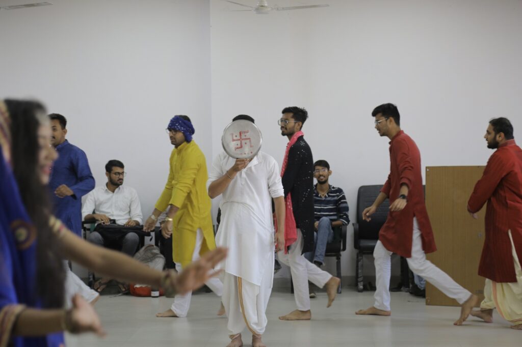 પત્રકારત્વના વિદ્યાર્થીઓએ આધુનિક ભવાઈ વેશ ભજવી સંદેશ આપ્યો