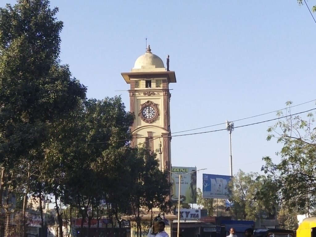 કલોલના ટાવર ચોક વિસ્તારના ટાવરમાં આવેલી ઘડિયાળના કાંટા થંભ્યા