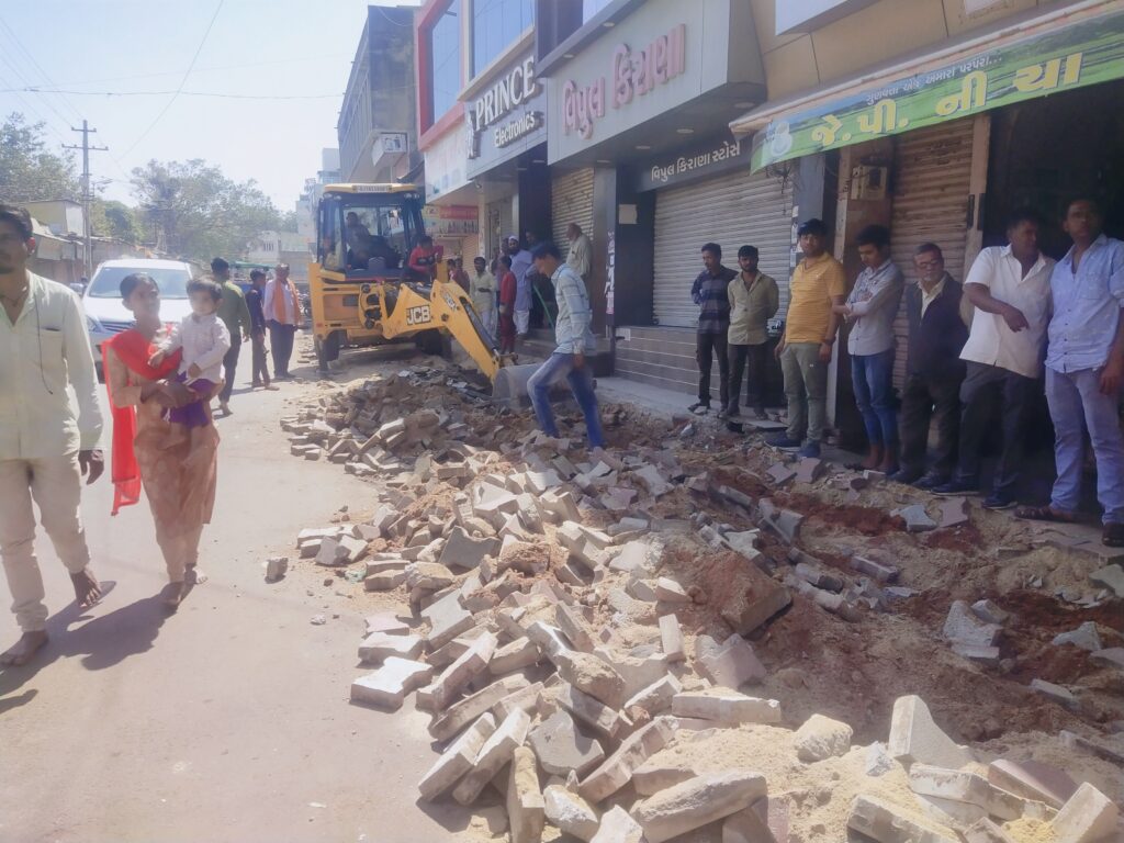 કલોલમાં ગેરકાયદેસર બાંધકામ કરાયેલા દબાણો હટાવવામાં આવ્યા