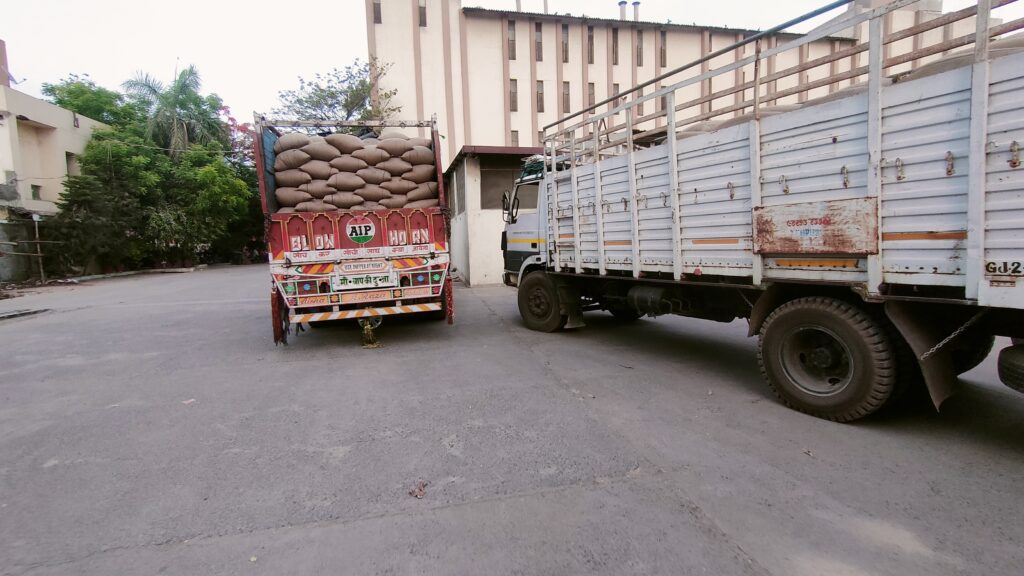 કલોલ મામલતદારે હાઇવે પર આવેલ ફ્લોર ફેકટરીમાં દરોડો પાડી તપાસ હાથ ધરી