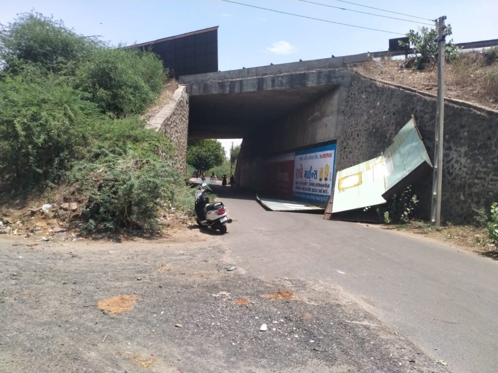 સઈજ ઓવરબ્રિજ પર લોખંડના પતરા વાવાઝોડામાં ઉડી ગયા 