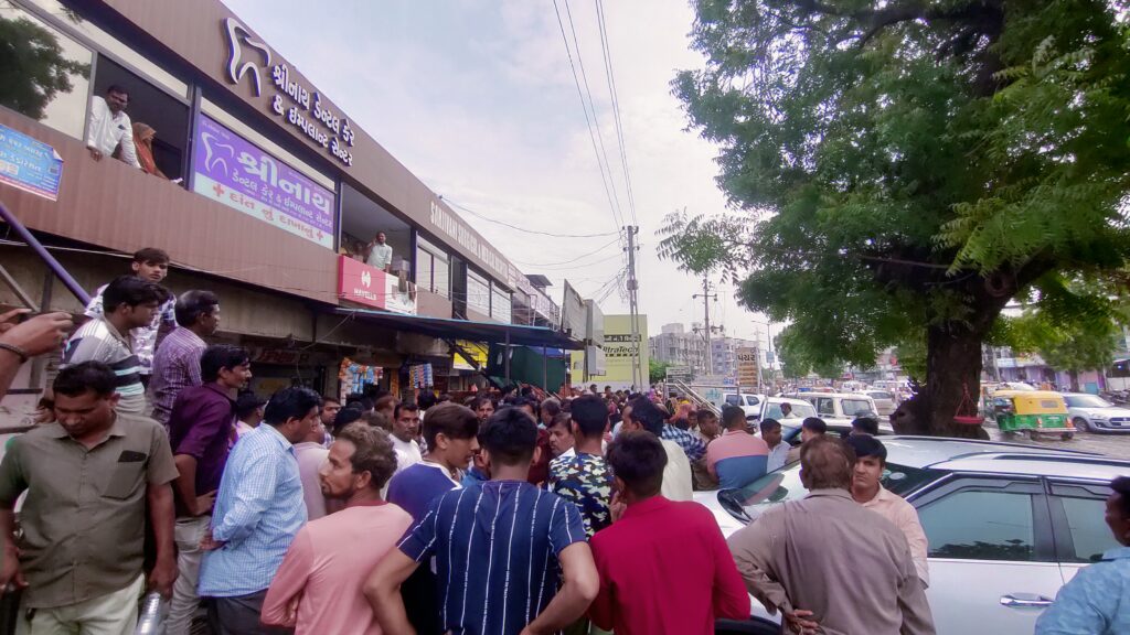 કલોલની સંજીવની હોસ્પિટલના ડોકટરો વિરુદ્ધ ફરિયાદ નોંધવા માંગ  