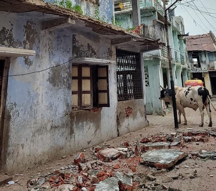 કલોલના બારોટ વાસ પાસે જર્જરિત મકાનની છત તૂટી પડી 