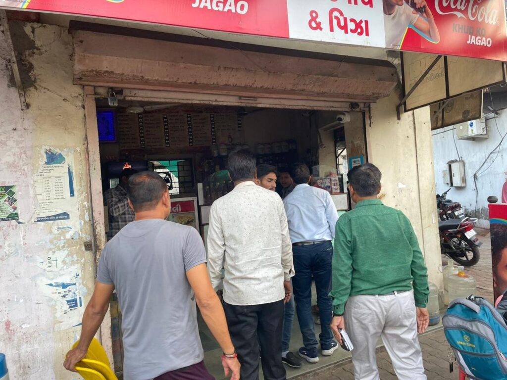 કલોલમાં વડાપાઉં, પકોડી,સમોસા વેચતી દુકાનો બંધ કરાવાઈ