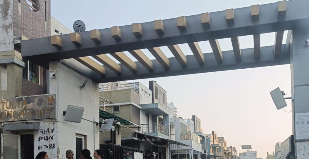 કલોલમાં જાતિવાદ: ‘દરબાર-બારોટ-રબારીને મકાન ન અપાય’ કહી બંગલામાં પ્રવેશતા રોક્યા, સોસાયટીના હોદ્દેદારો સામે ગુનો દાખલ