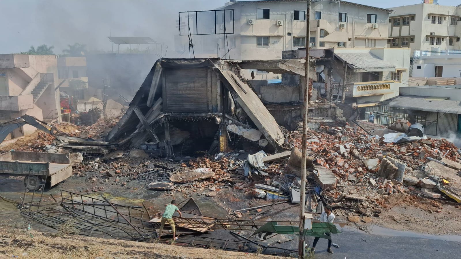 કલોલના ઓટો હાઉસ ગોડાઉનમાં લાગેલી વિકરાળ આગ મામલે માલિક વિરુદ્ધ પોલીસ ફરિયાદ, નિયમોના ધજાગરા ઉડાવ્યા હોવાનું ખુલ્યું